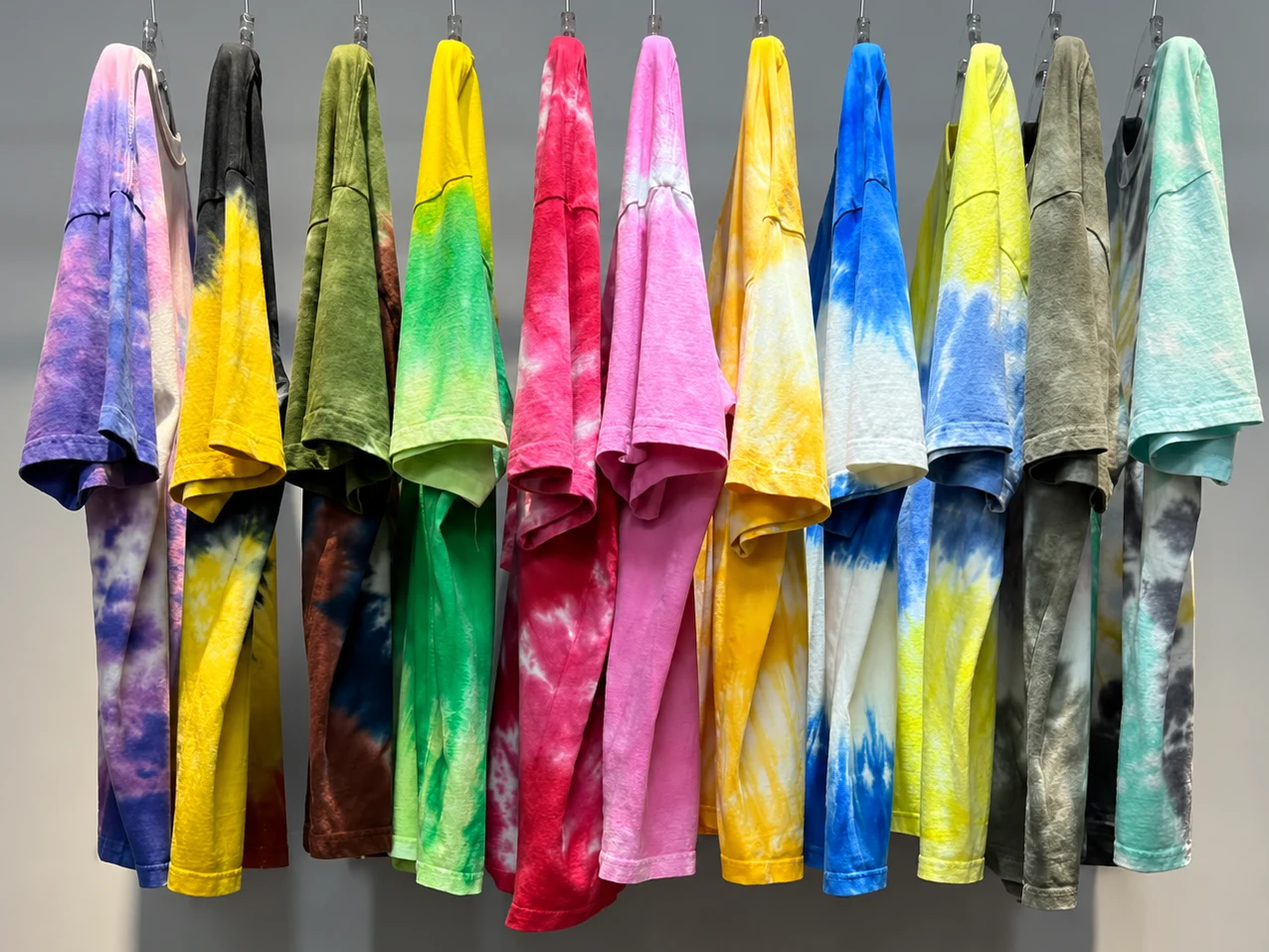Spray dip dye gradient and directional color effects developed for knit garments